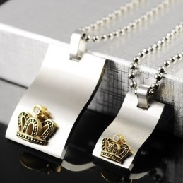 Coliere Din Titan Cu Pandantive Pentru Îndrăgostiți Și Coroană De Aur