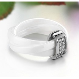 Cunoscut Pentru Inelul Său Ceramic Din Tungsten De Calitate Superioară Cu Strasuri