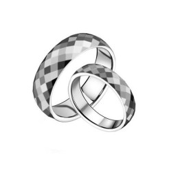 Cunoscut Pentru Inelul Său Ceramic Din Tungsten De Calitate Superioară Pentru Îndrăgostiți