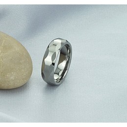Cunoscut Pentru Inelul Său Ceramic Din Tungsten De Calitate Superioară