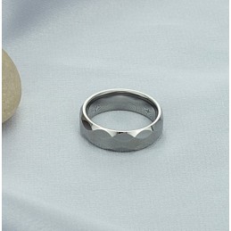 Cunoscut Pentru Inelul Său Ceramic Din Tungsten De Calitate Superioară