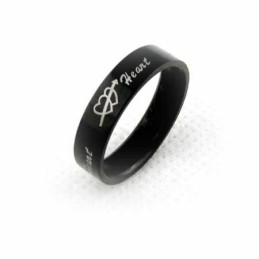 Inel Bărbătesc Din Titan Negru De 6 Mm Cu O Săgeată Care Piercing Prin Două Inimi